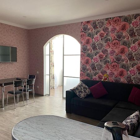 Mindia'S Two Bedroom Apartment บาทูมิ ภายนอก รูปภาพ